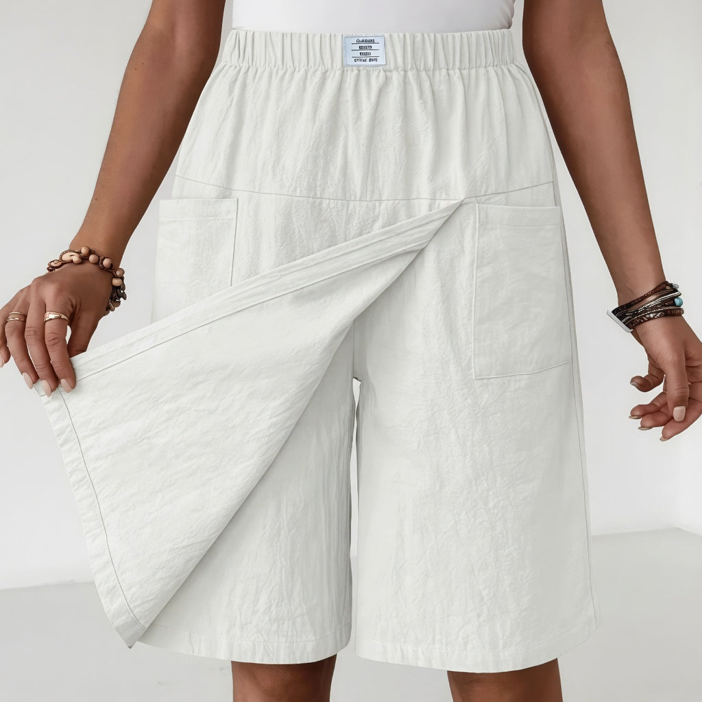 Jupe-short blanc cassé à taille élastique, rabat frontal croisé et poches