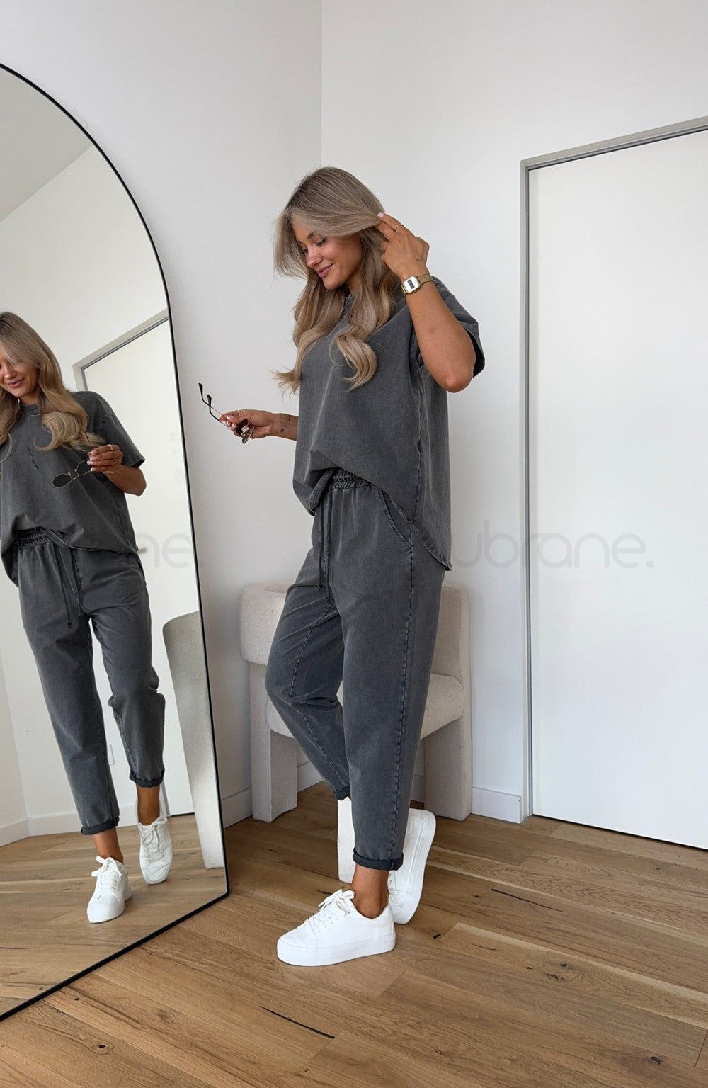Ensemble coordonné confortable gris : t-shirt ample et pantalon long assorti