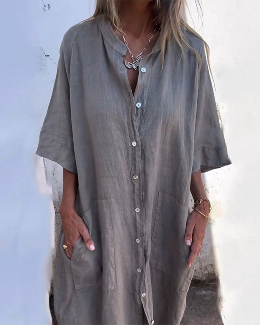 Robe chemise en lin gris, manches courtes, patte boutonnée et poches devant.