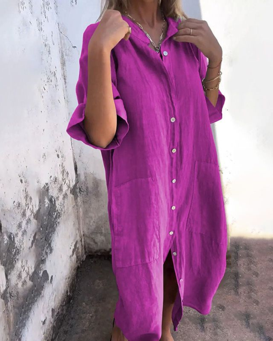 Robe chemise violette en lin, manches courtes, col V boutonné, poches devant.