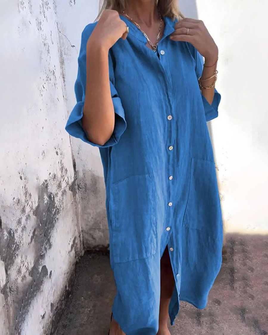 Robe chemise bleue en lin, manches courtes, patte boutonnée et poches devant.