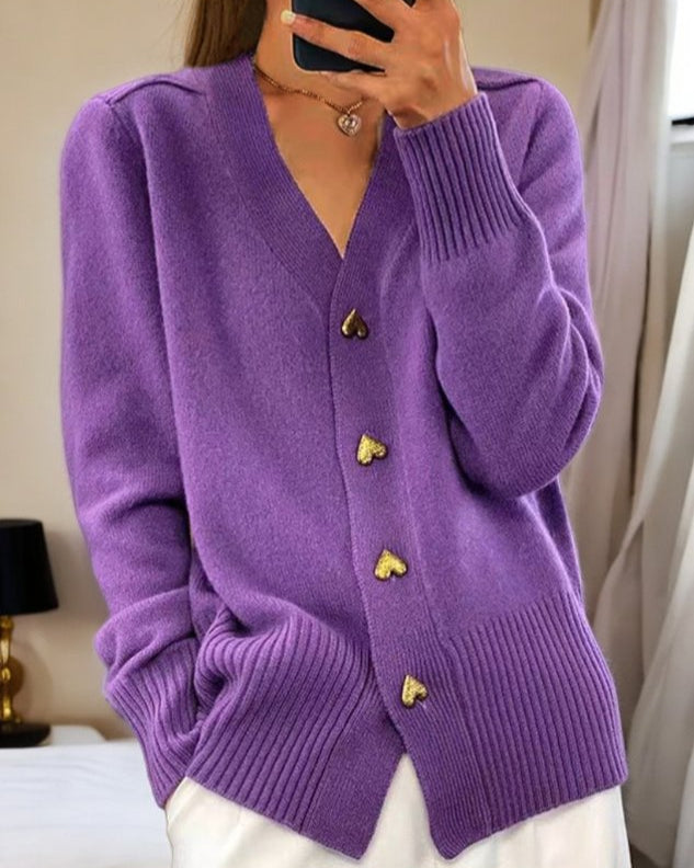 Gilet doux violet à encolure en V, boutons en forme de cœur dorés, manches longues.