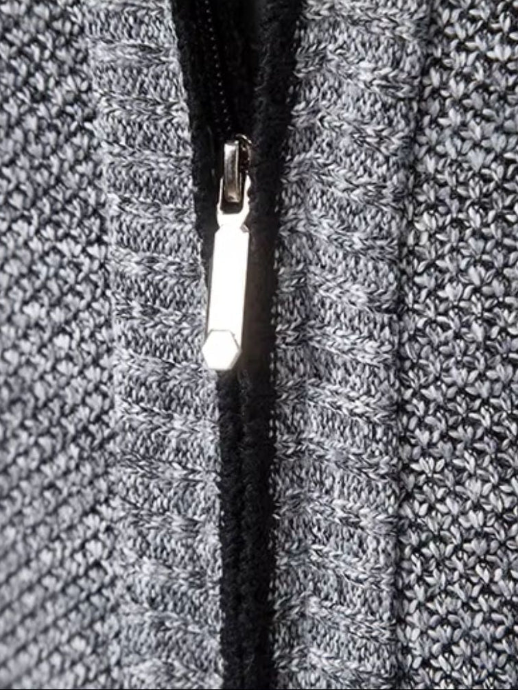 Gilet gris : fermeture éclair noire sur maille texturée, détail de la glissière.