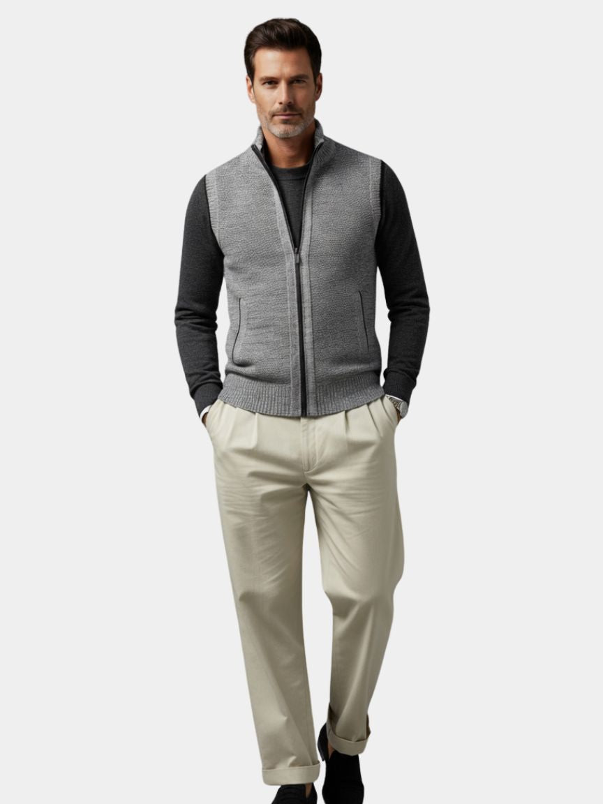 Gilet gris à fermeture éclair intégrale, maille texturée, col montant, coupe droite.