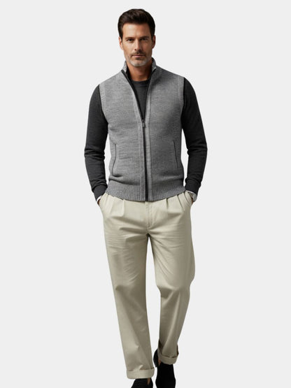 Gilet gris à fermeture éclair intégrale, maille texturée, col montant, coupe droite.