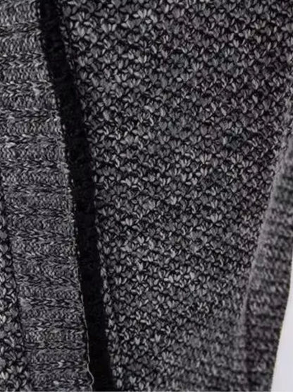 Gilet gris : poche plaquée et fermeture éclair noire, maille texturée fine.