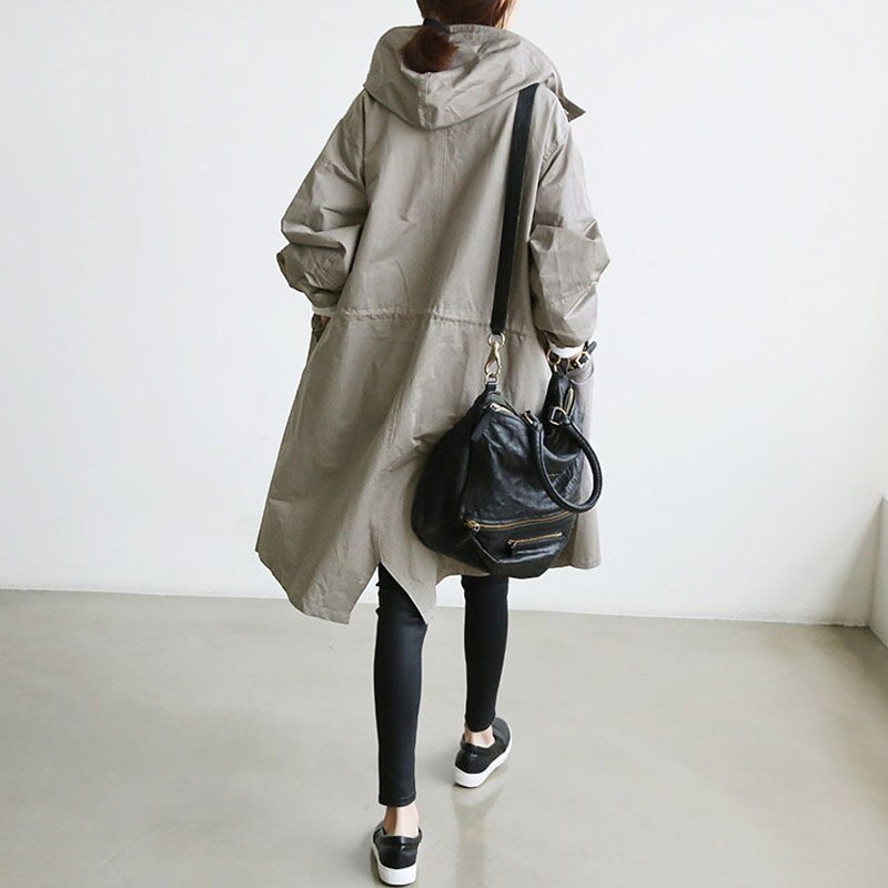 Trench-coat déperlant long à capuche, gris-vert, boutonné, manches longues.