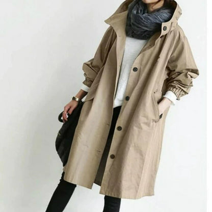 Trench-coat déperlant long camel à capuche, patte boutonnée, manches longues.