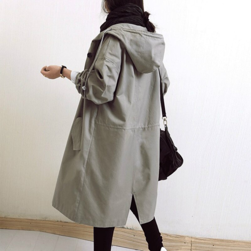 Trench-coat déperlant long à capuche, gris-vert, patte boutonnée et poches.
