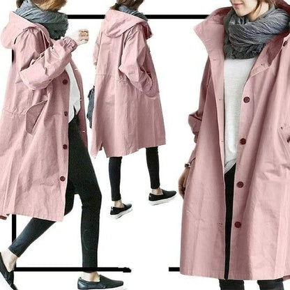 Trench-coat déperlant long rose poudré à capuche, patte boutonnée, poches latérales.