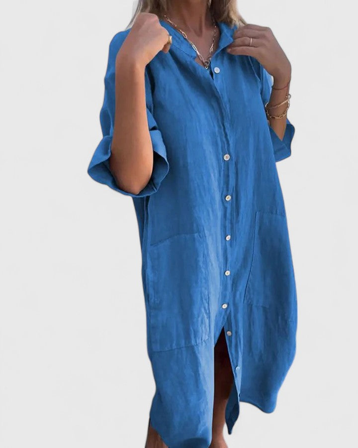 Robe Marella en lin bleu, col boutonné, manches courtes, fente au bas.
