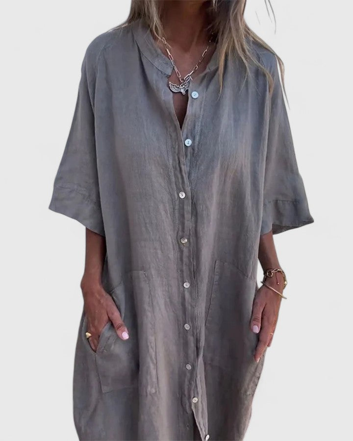 Robe Marella en lin gris, col boutonné, manches courtes, fente au bas.