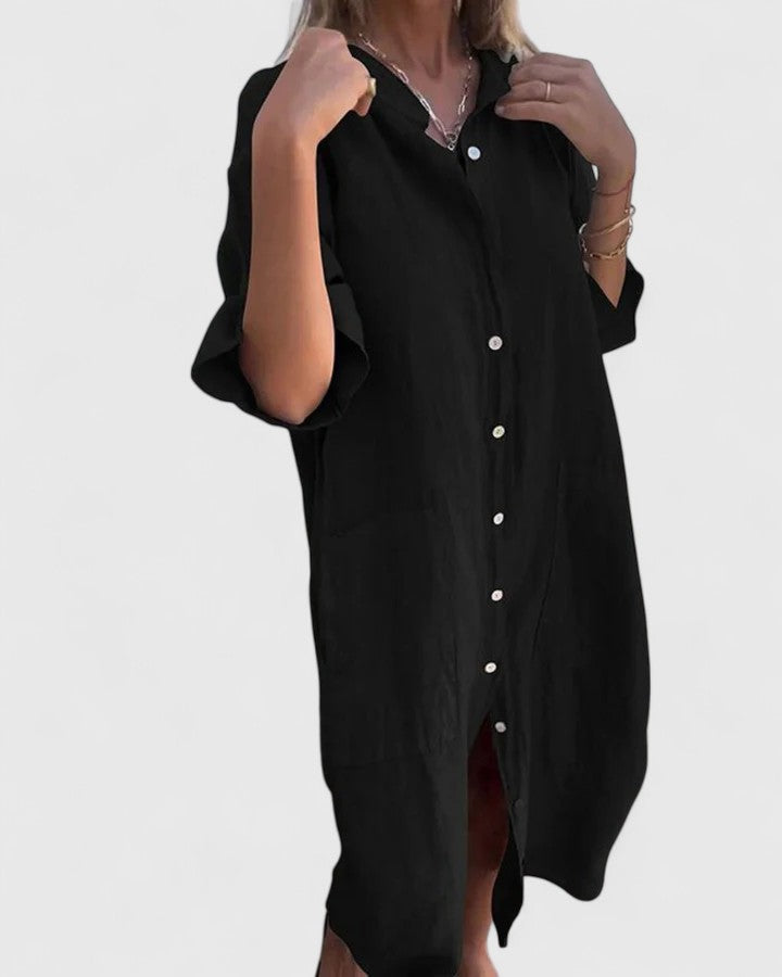 Robe Marella en lin noir, col boutonné, manches courtes, fente au bas.