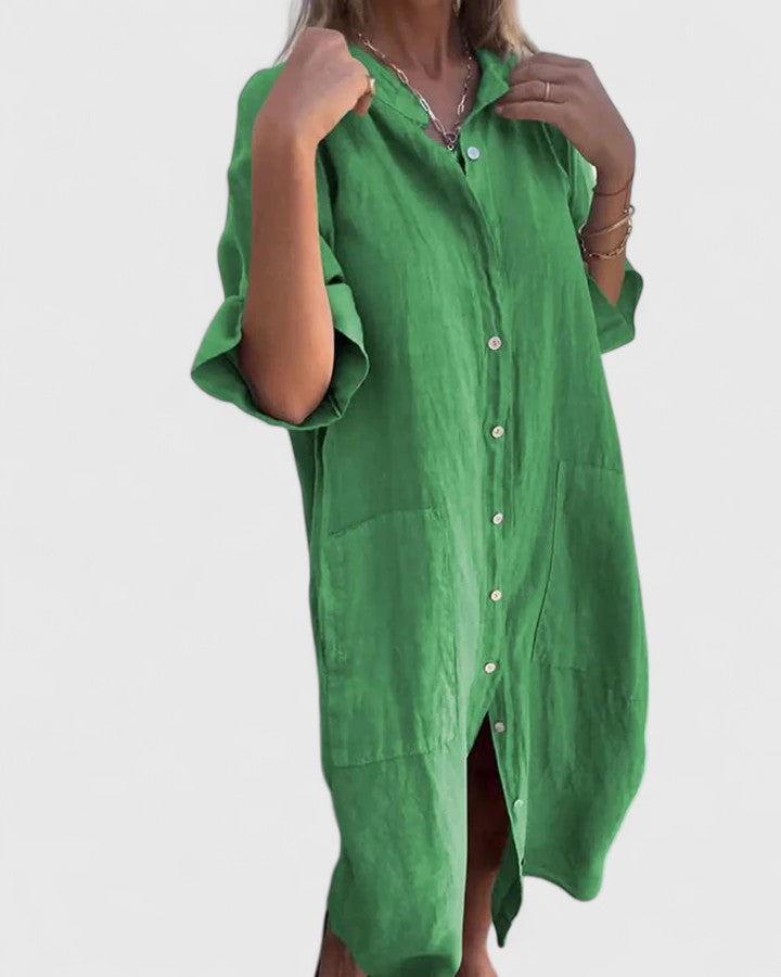Robe Marella en lin vert, col boutonné, manches courtes, fente au bas.