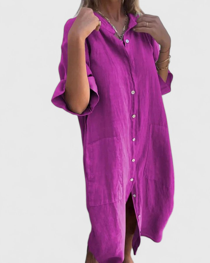 Robe Marella en lin violet, col boutonné, manches courtes, fente au bas.