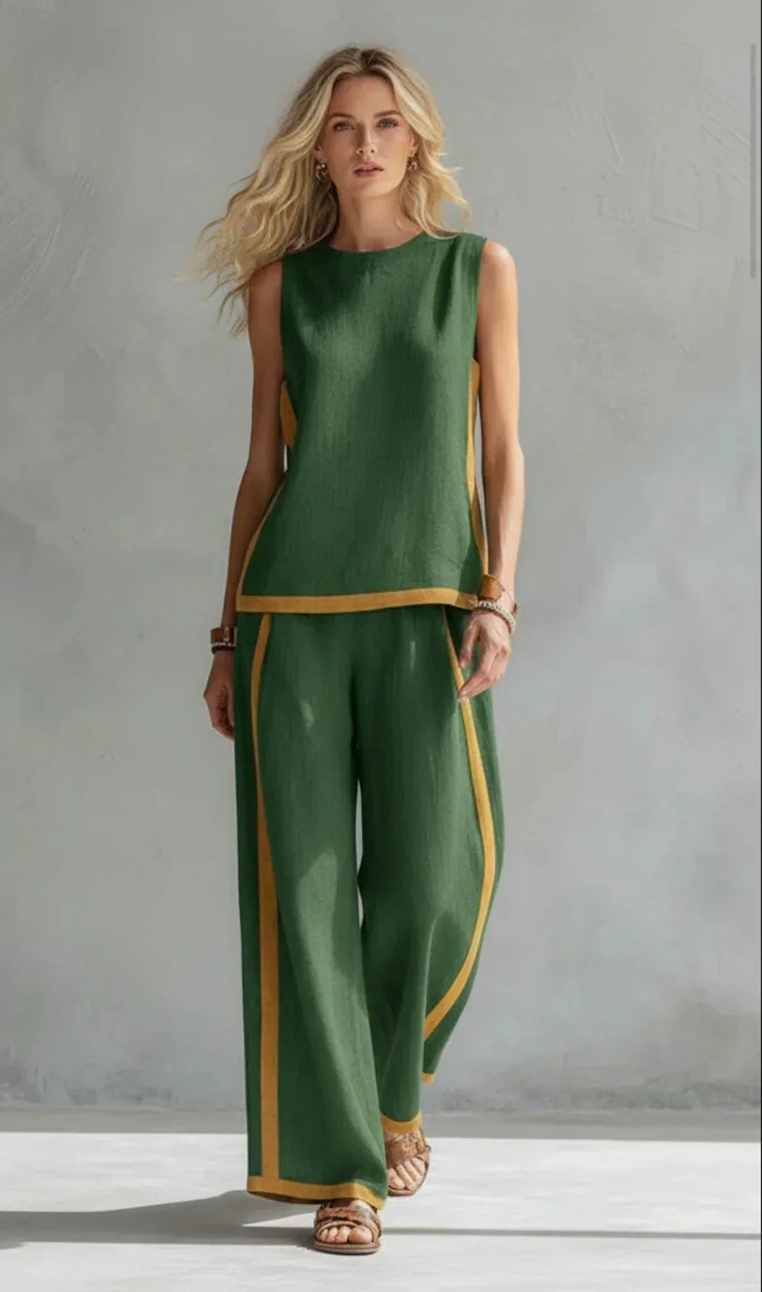 Ensemble gilet sans manches et pantalon long vert, finitions dorées bicolores.
