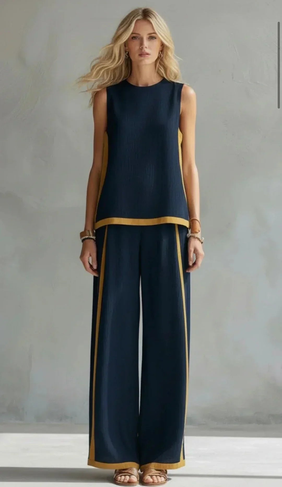 Ensemble gilet sans manches et pantalon long bleu marine, finitions dorées bicolores.