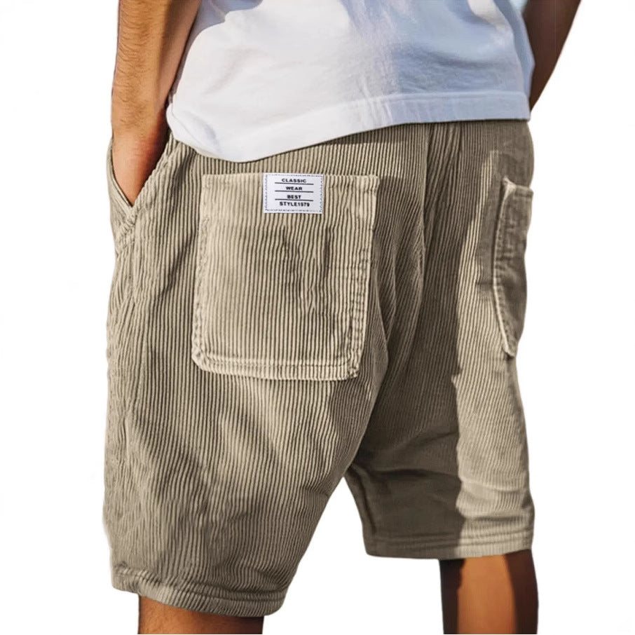 Short en velours côtelé kaki, vue dos, poche plaquée et étiquette au niveau de la taille