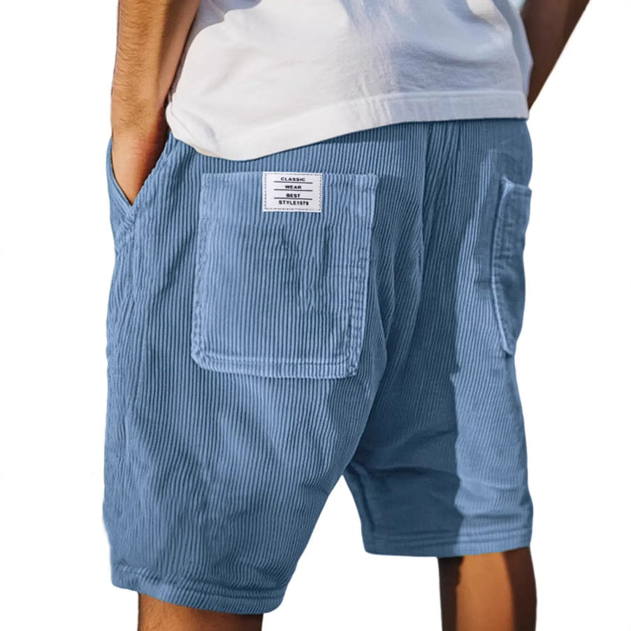 Short en velours côtelé bleu, vue dos, poche plaquée et étiquette au niveau de la taille