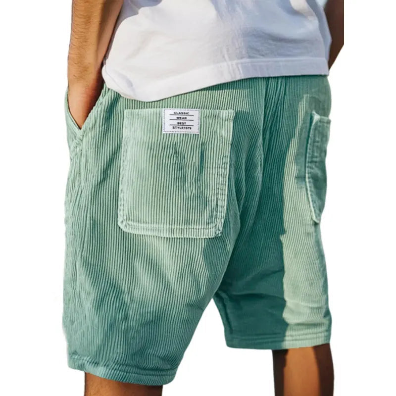 Short en velours côtelé vert, vue dos, poche plaquée et étiquette au niveau de la taille