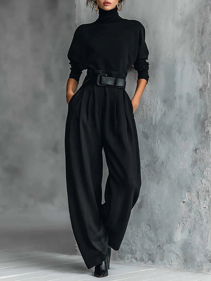 Combinaison noire à col roulé, ceinture à boucle, manches longues, pantalon ample