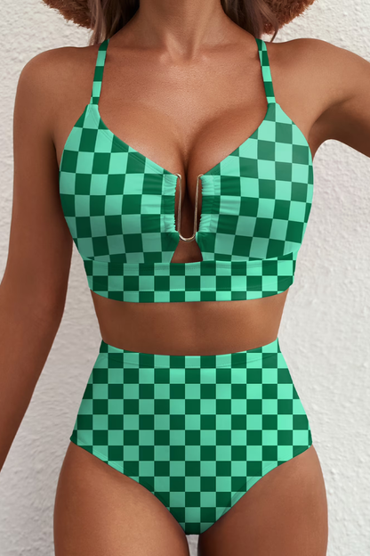 Ensemble bikini à carreaux vert, décolleté en V et culotte taille haute.