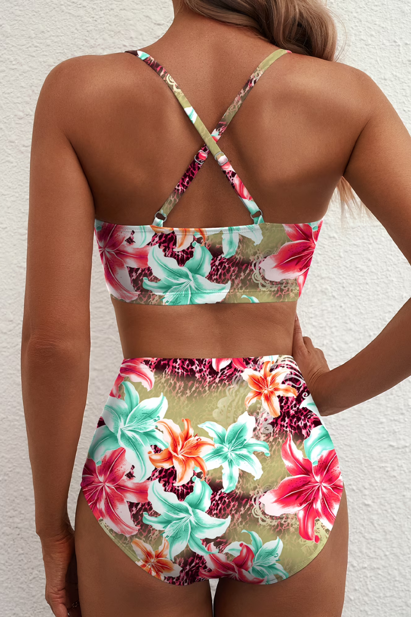 Ensemble bikini floral rose, soutien-gorge à armatures et culotte taille haute.