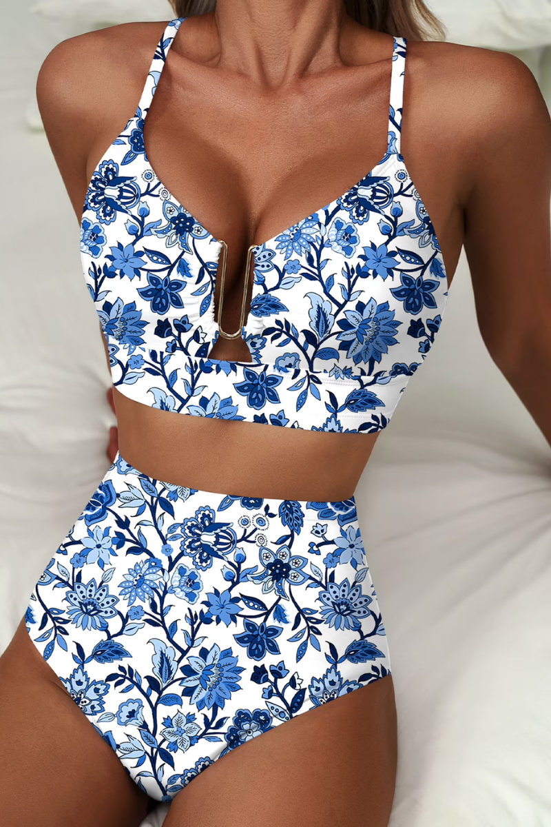 Ensemble bikini à fleurs bleu et blanc, soutien-gorge à armatures et culotte taille haute.