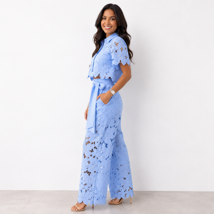 Ensemble deux pièces bleu clair en dentelle, top à manches volantées et pantalon