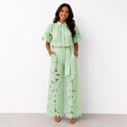 Ensemble deux pièces vert clair en dentelle, haut col boutonné et pantalon large