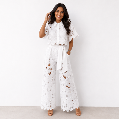 Ensemble deux pièces blanc en dentelle, haut à col et pantalon large avec lien