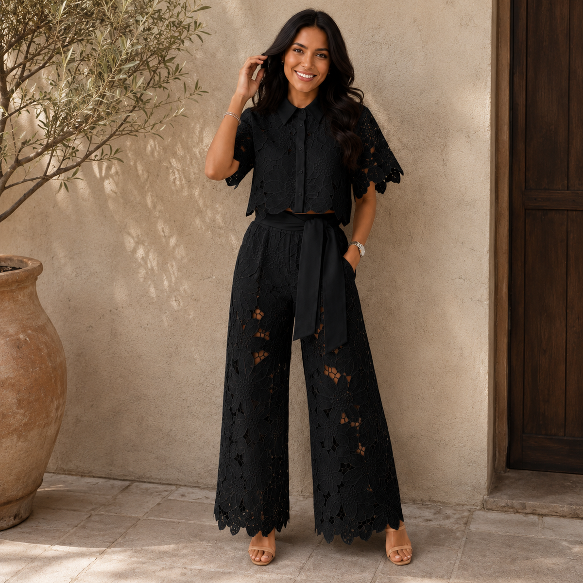 Ensemble deux pièces noir en dentelle, haut col droit et pantalon large avec lien