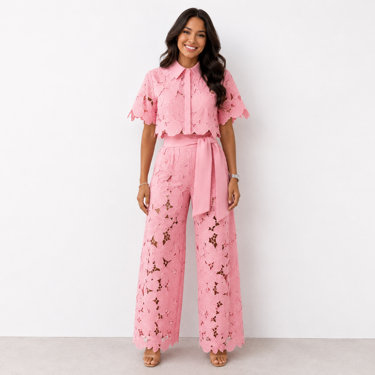 Ensemble deux pièces rose en dentelle, haut à volant et pantalon large
