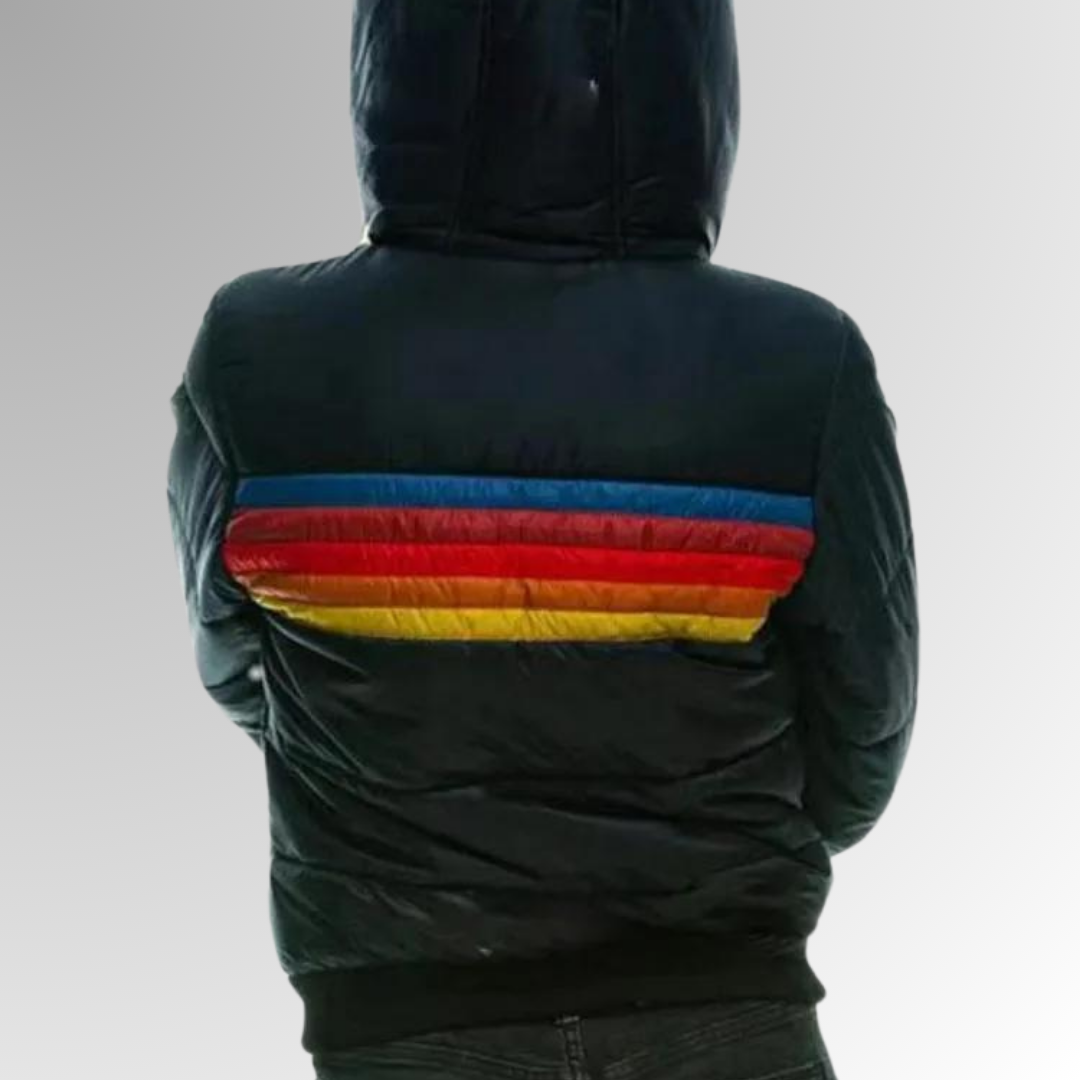 Veste imperméable à capuche noire, vue arrière avec rayures arc-en-ciel sur le dos
