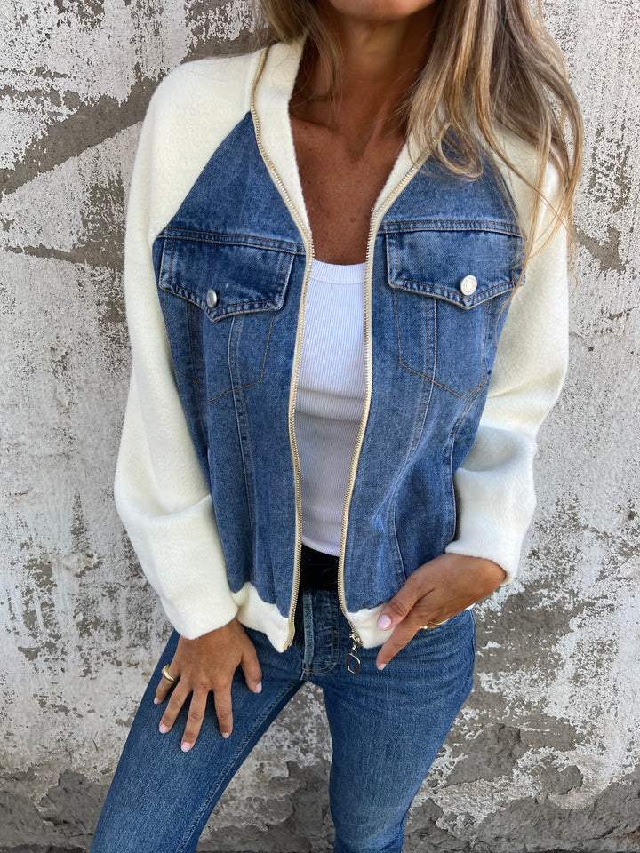 Veste en jean bicolore bleu foncé et blanc, fermeture zippée, poches poitrine à boutons