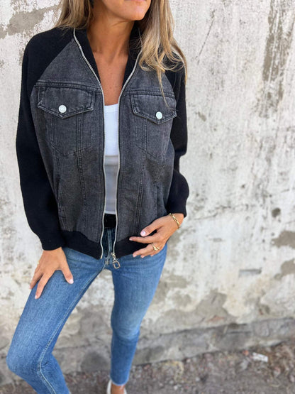 Veste en jean bicolore noire et blanc cassé, fermeture zippée, poches à boutons