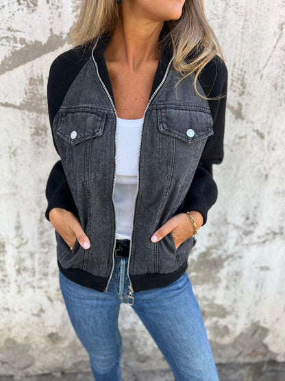 Veste en jean bicolore noire et blanc, fermeture zippée, poches poitrine à boutons