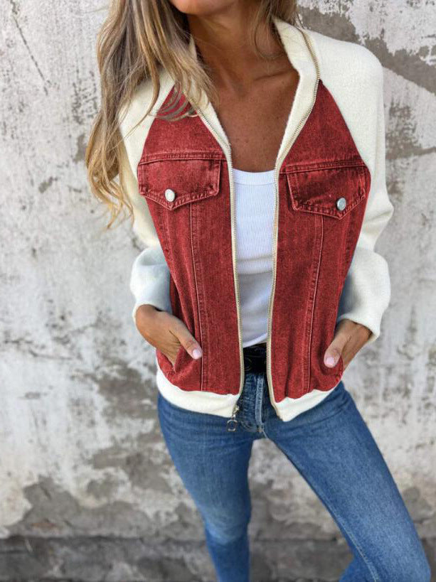 Veste en jean bicolore rouge et blanc cassé, fermeture zippée, poches poitrine à boutons