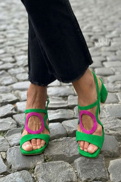 Sandales été à brides, vert et rose fuchsia, bout ouvert, talon bloc bas.