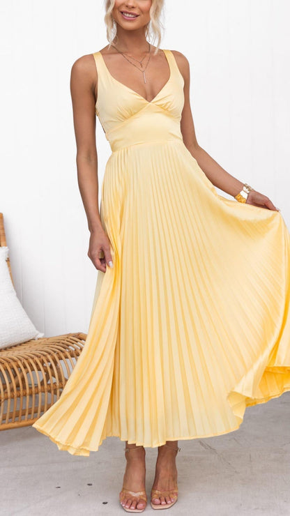 Robe longue plissée jaune à bretelles fines, décolleté croisé.