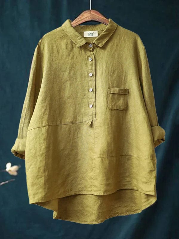 Blouse en lin jaune sur cintre, col boutonné, poche poitrine et bas arrondi.