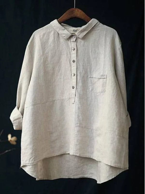 Blouse en lin blanc cassé sur cintre, col boutonné et poche poitrine côté droit.