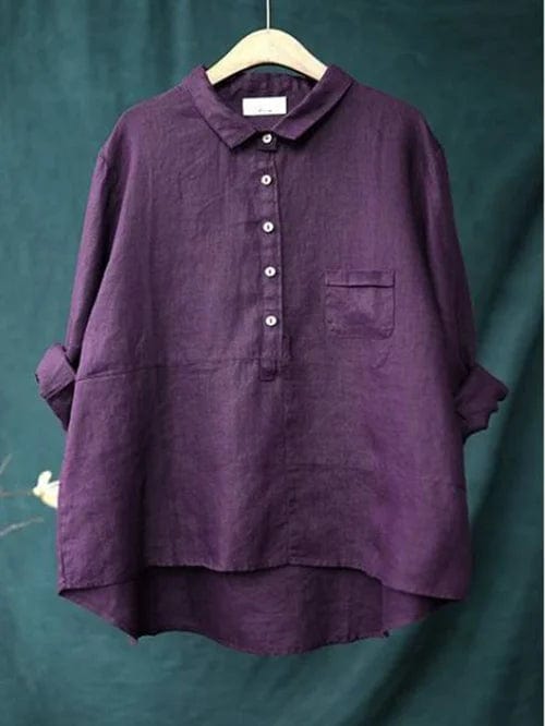 Blouse en lin violet sur cintre, col boutonné et poche poitrine, manches amples.