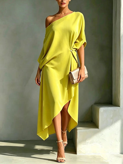 Robe asymétrique jaune à une épaule, drapé noué à la taille et pan asymétrique