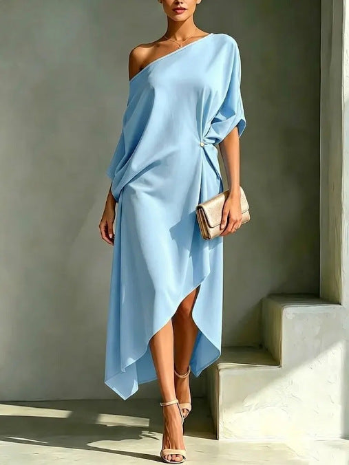 Robe asymétrique bleu clair à une épaule, drapé noué et ourlet asymétrique