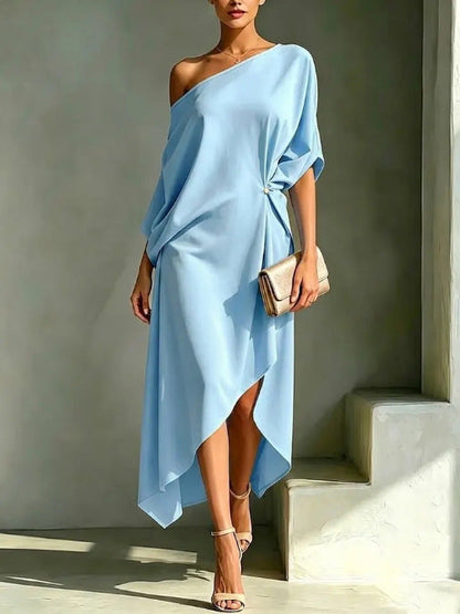 Robe asymétrique bleu clair à une épaule, drapé noué et ourlet asymétrique