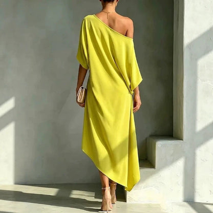 Robe asymétrique jaune à une épaule, manches fluides et ourlet déstructuré