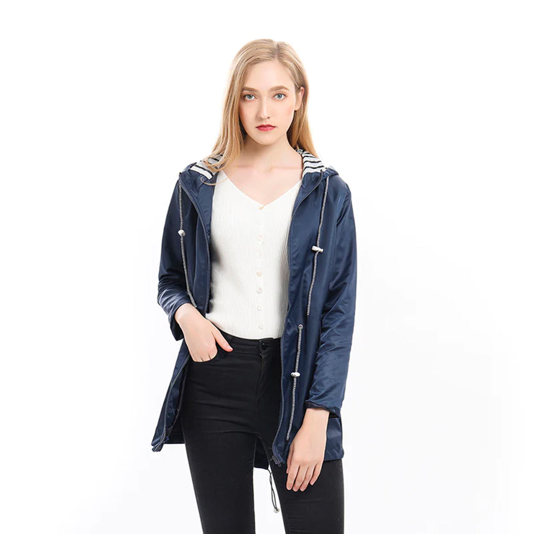 Imperméable bleu marine à capuche, parka zippée avec cordons, porté sur mannequin