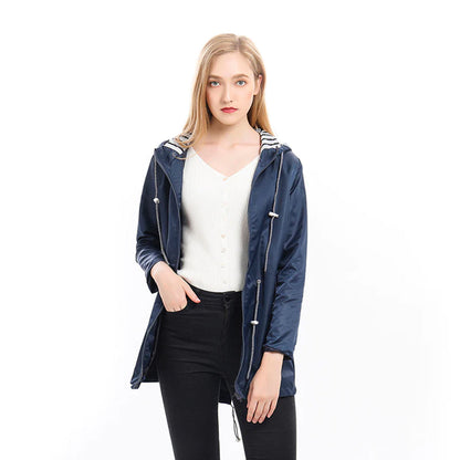 Imperméable bleu marine à capuche, parka zippée avec cordons, porté sur mannequin