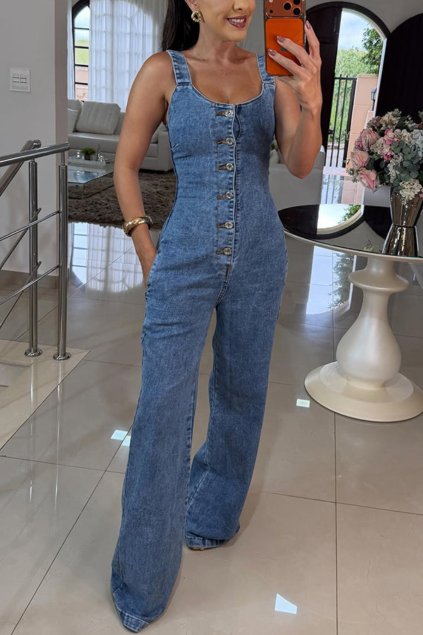 Combinaison-pantalon en jean bleu à bretelles, boutonnage devant et décolleté carré